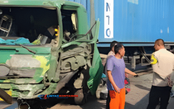 Truk Kontainer Lawan Arah Hantam Minibus di Pantura Cirebon: 1 Tewas, Sopir Kritis!
