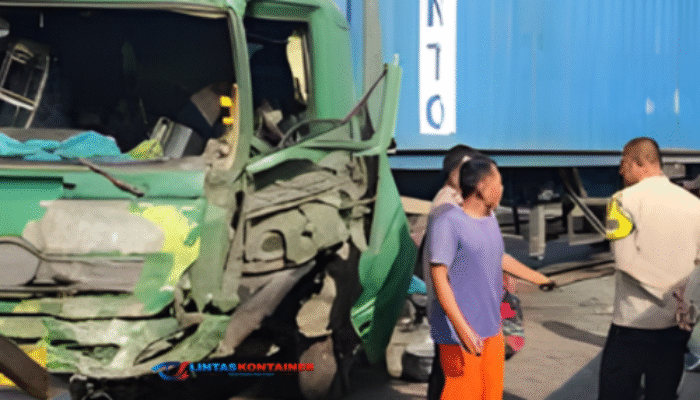 Truk Kontainer Lawan Arah Hantam Minibus di Pantura Cirebon: 1 Tewas, Sopir Kritis!