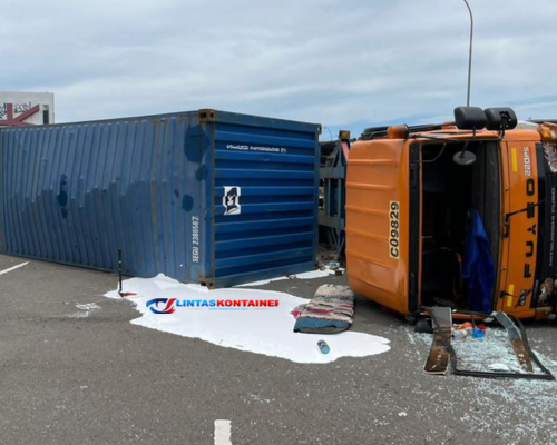 Truk Kontainer Terbalik di Tondo: Diduga Kesalahan Penguncian Cargo
