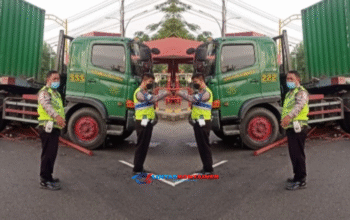 Ban Pecah, Truk Kontainer Tabrak Barier Beton di Jalan Raya Serang