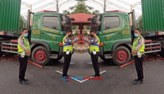 Ban Pecah, Truk Kontainer Tabrak Barier Beton di Jalan Raya Serang