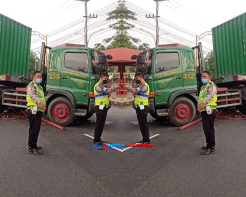 Ban Pecah, Truk Kontainer Tabrak Barier Beton di Jalan Raya Serang