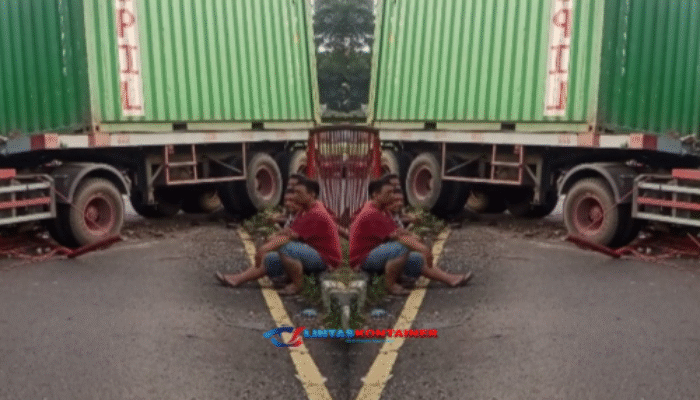 Ban Pecah, Truk Kontainer Tabrak Barier Beton di Jalan Raya Serang