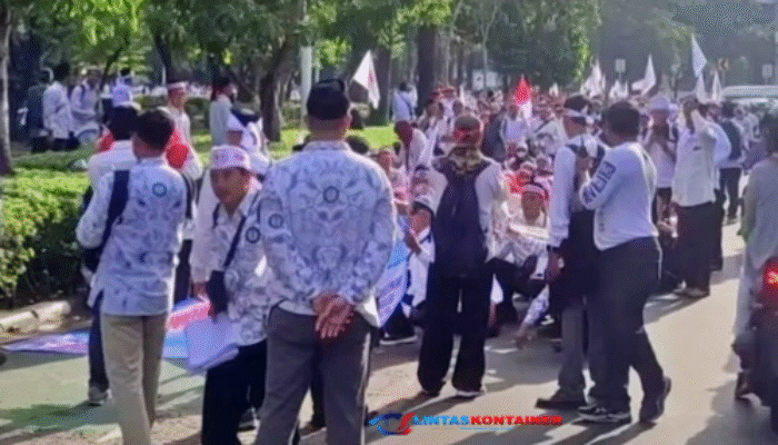 Demo Guru di Monas, Halte Transjakarta Balai Kota dan Gambir 2 Tutup