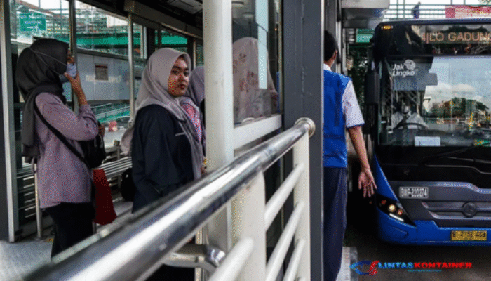 Demo Guru di Monas, Halte Transjakarta Balai Kota dan Gambir 2 Tutup