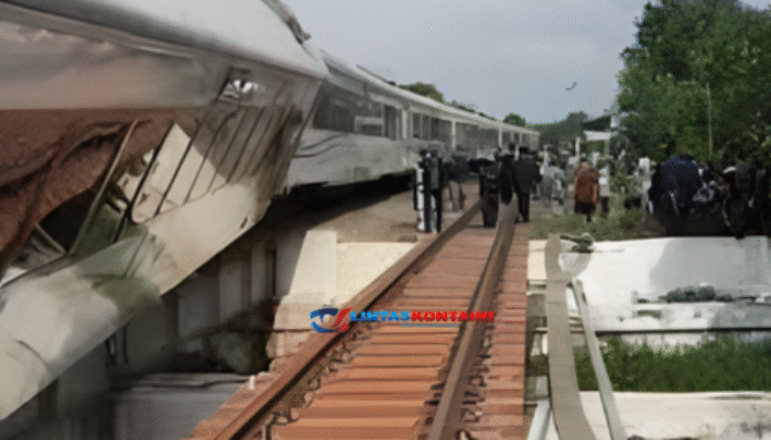 Evakuasi KA Purwojaya Anjlok Bekasi Tuntas: Jalur Bisa Dilintasi Lagi!