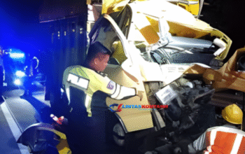 Truk Seruduk Kontainer di Tol Jombang: Sopir & Kernet Terjepit, Evakuasi Dramatis!