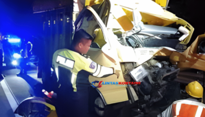 Truk Seruduk Kontainer di Tol Jombang: Sopir & Kernet Terjepit, Evakuasi Dramatis!