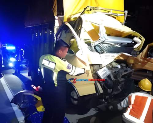Truk Seruduk Kontainer di Tol Jombang: Sopir & Kernet Terjepit, Evakuasi Dramatis!