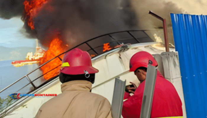 Kapal-Truk Kontainer di Palu Terbakar: Diduga Tersulut Api Rokok