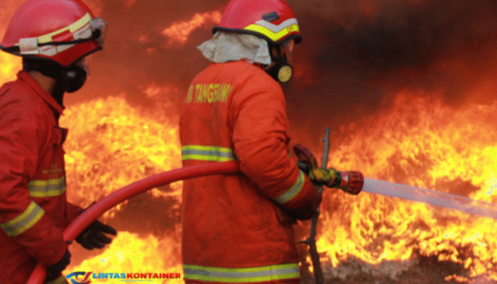 Kapal-Truk Kontainer di Palu Terbakar: Diduga Tersulut Api Rokok