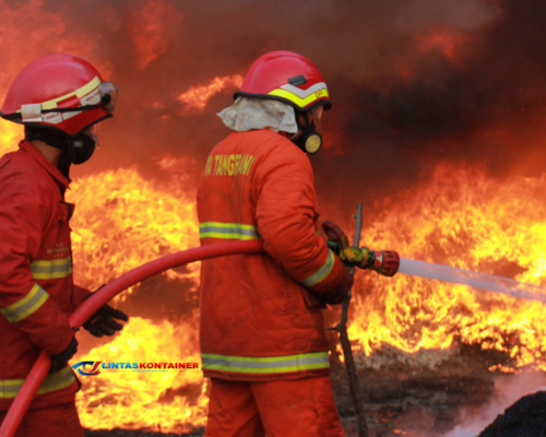 Kapal-Truk Kontainer di Palu Terbakar: Diduga Tersulut Api Rokok