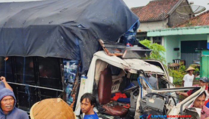 Kecelakaan Maut di Jembatan Suramadu! Bus Damri vs Truk Kontainer, 2 Orang Tewas