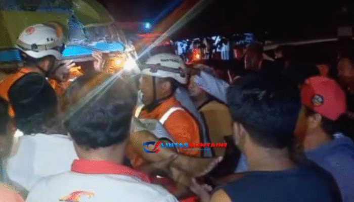 Truk Seruduk Kontainer di Tol Jombang: Sopir & Kernet Terjepit, Evakuasi Dramatis!