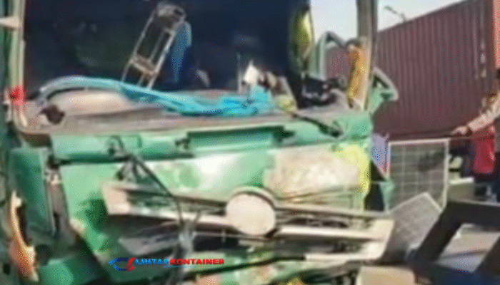 Truk Kontainer Lawan Arah Hantam Minibus di Pantura Cirebon: 1 Tewas, Sopir Kritis!