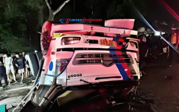 Diduga Rem Blong, Truk Kontainer Alami Kecelakaan di Salatiga: 4 Orang Luka