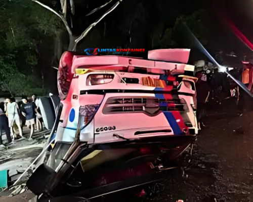 Diduga Rem Blong, Truk Kontainer Alami Kecelakaan di Salatiga: 4 Orang Luka