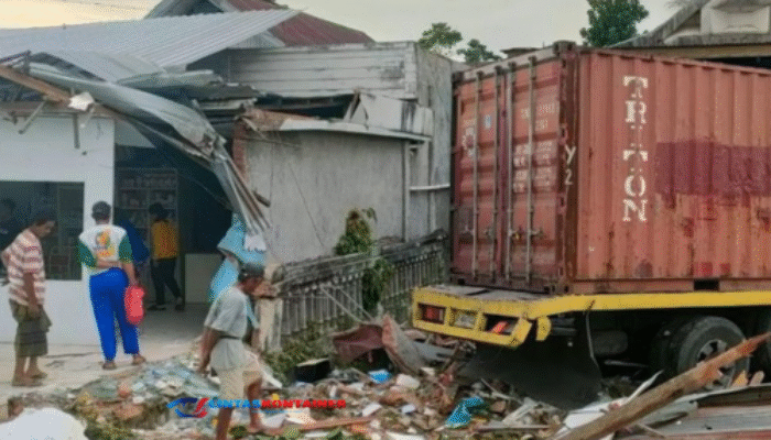 Kronologi Truk Kontainer Hantam Rumah dan Apotek di Polewali Mandar