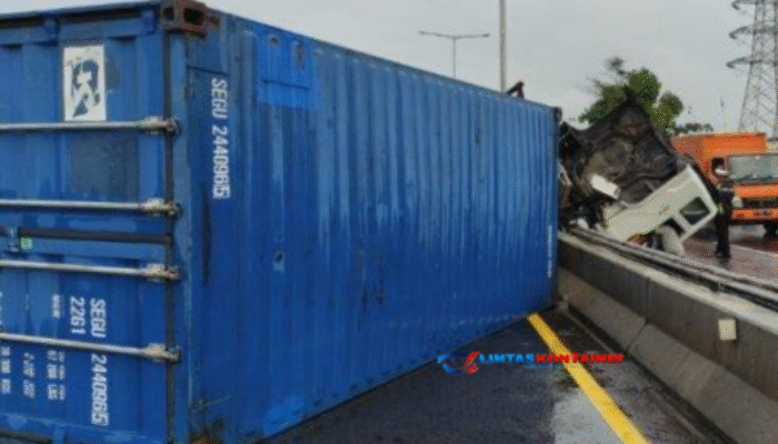 Truk Kontainer Terbalik di Tondo: Diduga Kesalahan Penguncian Cargo