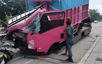 Truk Kontainer Mogok di Jalan Soekarno Hatta Palembang Dihantam, Sopir Luka Ringan