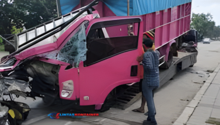 Truk Kontainer Mogok di Jalan Soekarno Hatta Palembang Dihantam, Sopir Luka Ringan