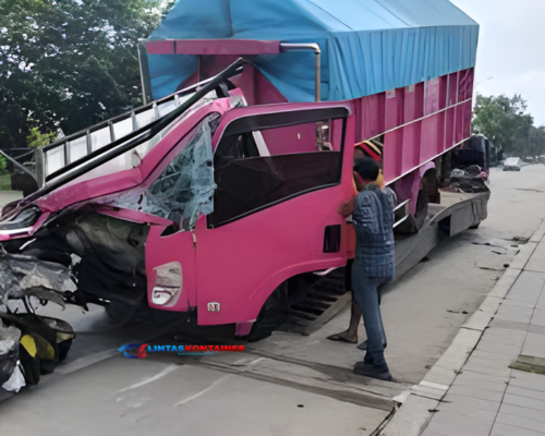 Truk Kontainer Mogok di Jalan Soekarno Hatta Palembang Dihantam, Sopir Luka Ringan