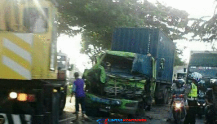 Mobil Kontainer Seruduk Truk Parkir di Polman, Sopir Terjepit di Kabin