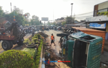 Truk Kontainer Tabrak Traffic Light di Simpang 4 Gadingrejo, Jalur Pantura Sempat Tertutup