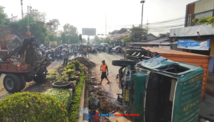 Truk Kontainer Tabrak Traffic Light di Simpang 4 Gadingrejo, Jalur Pantura Sempat Tertutup