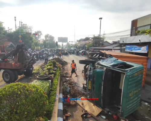 Truk Kontainer Tabrak Traffic Light di Simpang 4 Gadingrejo, Jalur Pantura Sempat Tertutup