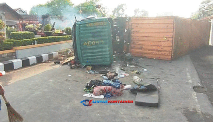 Truk Kontainer Tabrak Traffic Light di Simpang 4 Gadingrejo, Jalur Pantura Sempat Tertutup