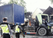 Mobil Kontainer Seruduk Truk Parkir di Polman, Sopir Terjepit di Kabin
