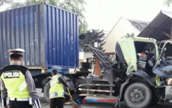 Mobil Kontainer Seruduk Truk Parkir di Polman, Sopir Terjepit di Kabin