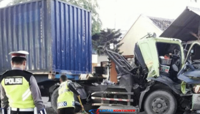 Mobil Kontainer Seruduk Truk Parkir di Polman, Sopir Terjepit di Kabin