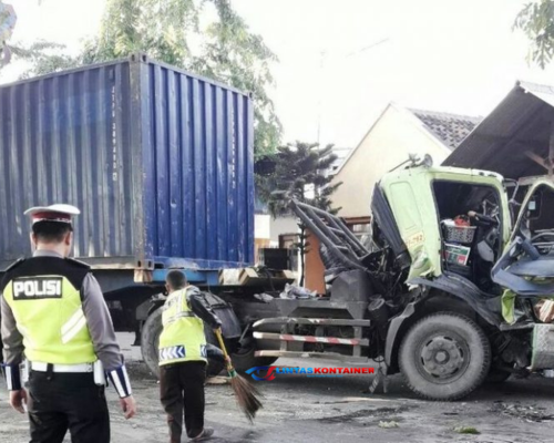 Mobil Kontainer Seruduk Truk Parkir di Polman, Sopir Terjepit di Kabin