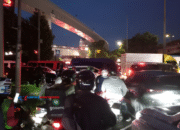 Macet Parah Jalan Letjen S Parman Arah Tomang Imbas Antrean Truk Kontainer!