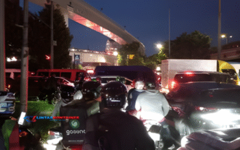 Macet Parah Jalan Letjen S Parman Arah Tomang Imbas Antrean Truk Kontainer!