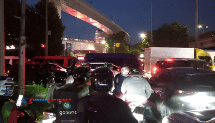 Macet Parah Jalan Letjen S Parman Arah Tomang Imbas Antrean Truk Kontainer!