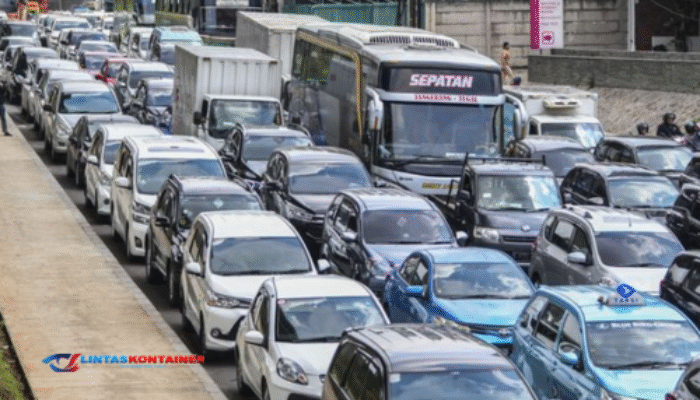 Macet Parah Jalan Letjen S Parman Arah Tomang Imbas Antrean Truk Kontainer!