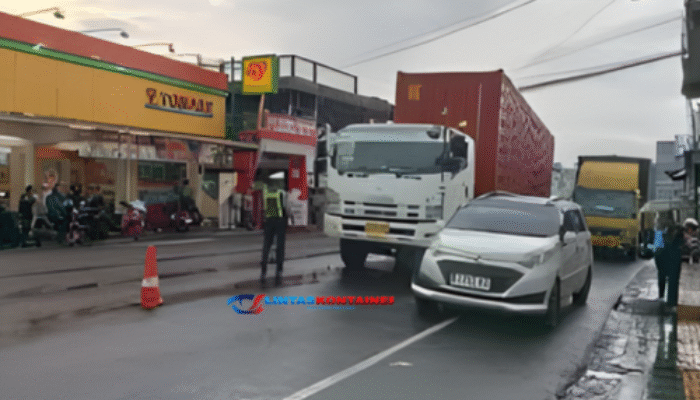 Truk Kontainer Mogok di Cibadak Sukabumi: Lalu Lintas Macet Parah Sore Ini!