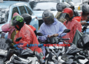 Hujan Deras Lumpuhkan Palmerah, Ratusan Pemotor Berteduh di Kolong Flyover