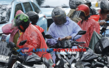 Hujan Deras Lumpuhkan Palmerah, Ratusan Pemotor Berteduh di Kolong Flyover