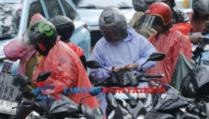 Hujan Deras Lumpuhkan Palmerah, Ratusan Pemotor Berteduh di Kolong Flyover