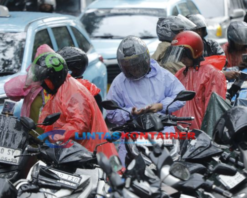 Hujan Deras Lumpuhkan Palmerah, Ratusan Pemotor Berteduh di Kolong Flyover