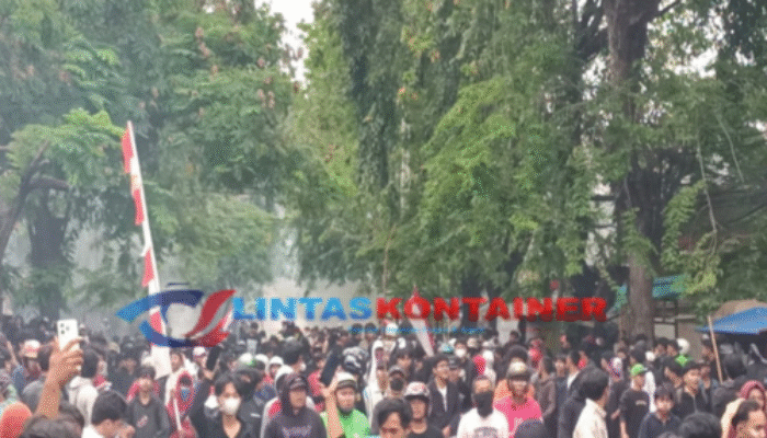 Bentrokan Meluas hingga Palmerah Utara Dekat Flyover Slipi: Fakta Lengkap Kerusuhan Jakarta