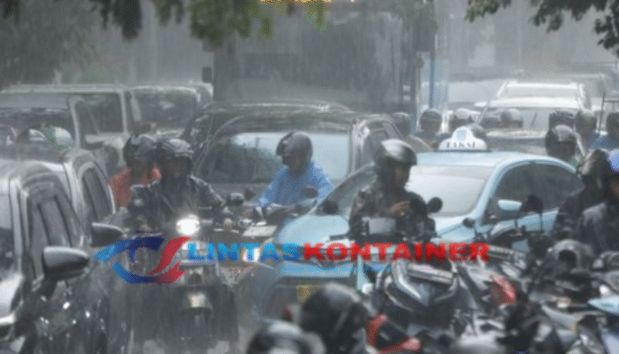 Hujan Deras Lumpuhkan Palmerah, Ratusan Pemotor Berteduh di Kolong Flyover