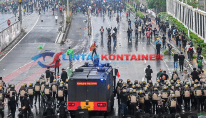 Bentrokan Meluas hingga Palmerah Utara Dekat Flyover Slipi: Fakta Lengkap Kerusuhan Jakarta