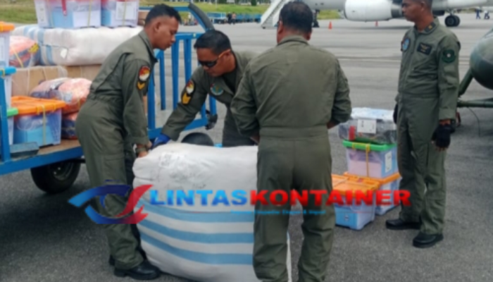 Helikopter TNI AD Distribusikan Logistik dari Udara untuk Warga Terisolasi di Sibolga