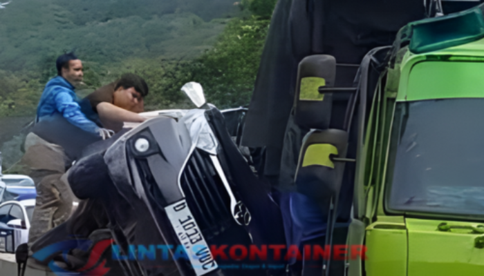 Minibus Ringsek Ditabrak Truk di Tol Jakarta-Tangerang
