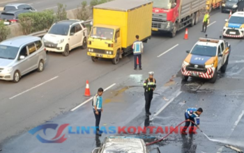 Minibus Ringsek Ditabrak Truk di Tol Jakarta-Tangerang